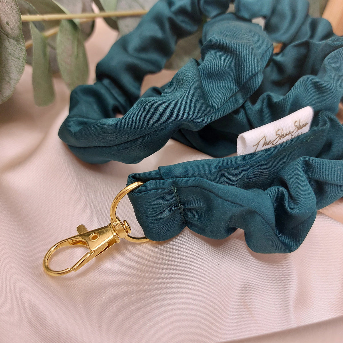 Scrunchie Nyckelband Deep Forest mörkgrön elastisk med nyckelkrok