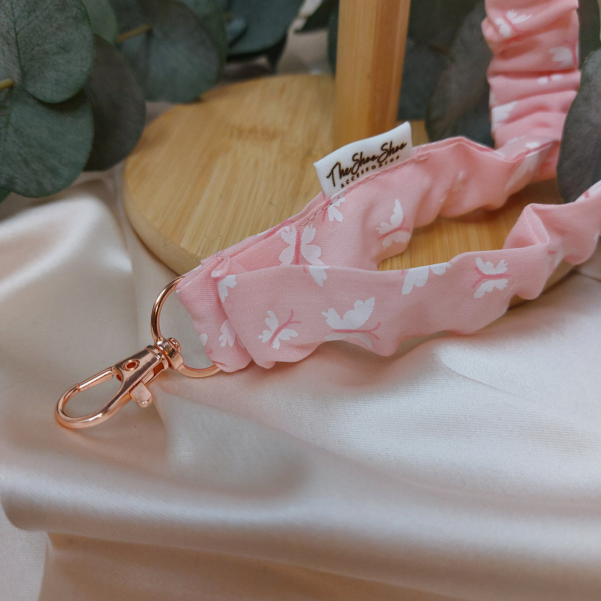 Scrunchie Nyckelband Rosa fjärilar elastisk med nyckelkrok