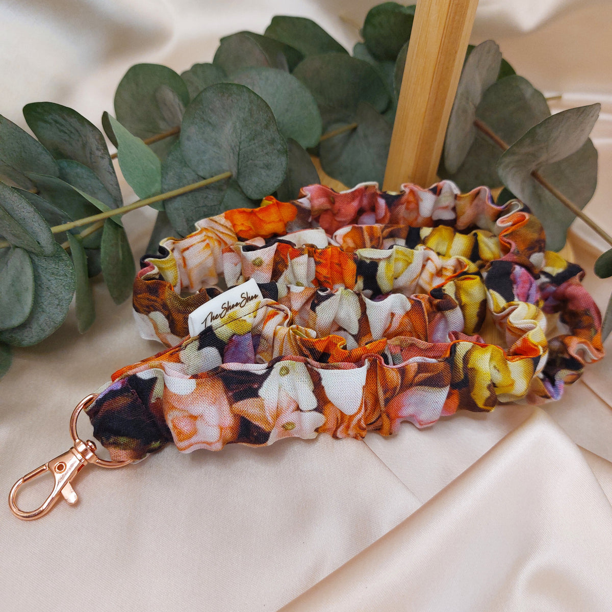Scrunchie Nyckelband Blomsterdröm blommig elastisk med nyckelkrok