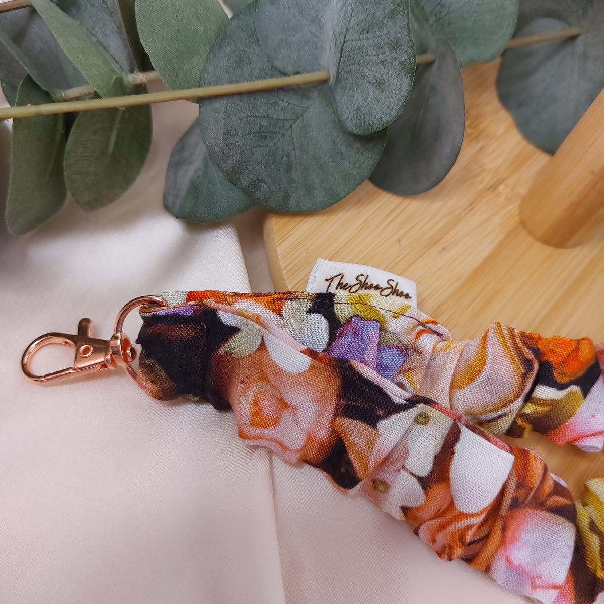 Scrunchie Nyckelband Blomsterdröm blommig elastisk med nyckelkrok