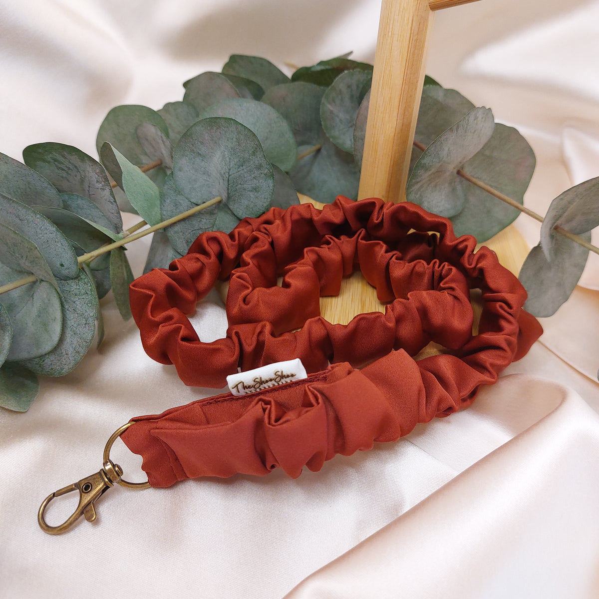 Scrunchie Nyckelband Sunset Flame rödbrun elastisk med nyckelkrok