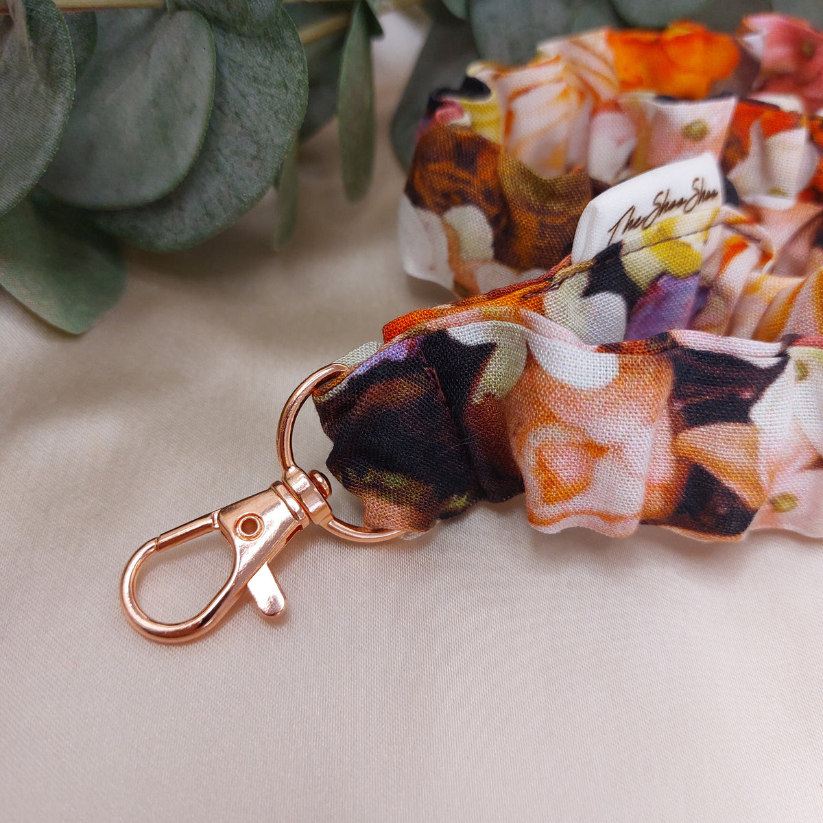 Scrunchie Nyckelband Blomsterdröm blommig elastisk med nyckelkrok