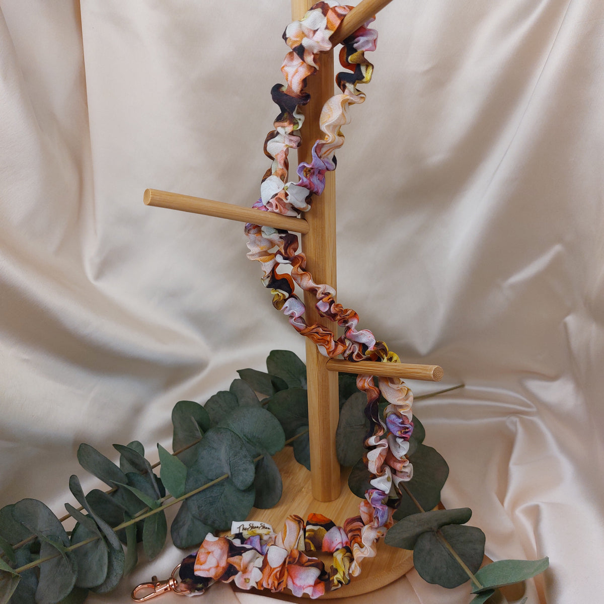 Scrunchie Nyckelband Blomsterdröm blommig elastisk med nyckelkrok