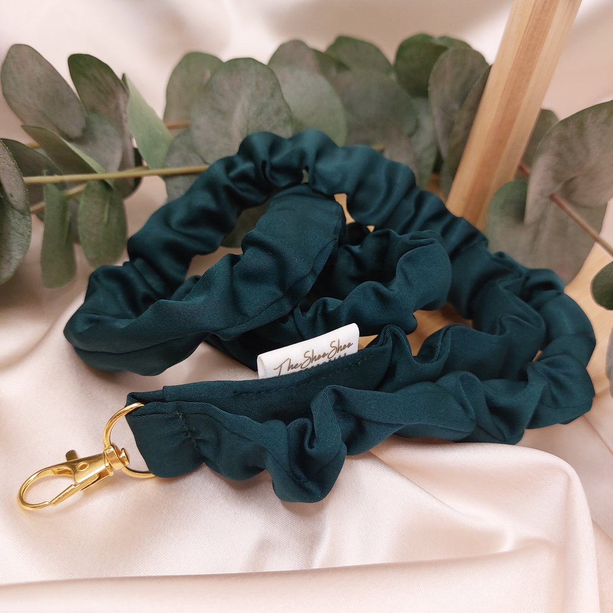 Scrunchie Nyckelband Deep Forest mörkgrön elastisk med nyckelkrok